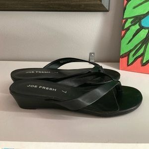 Joe Fresh low heel black flip flop sandals